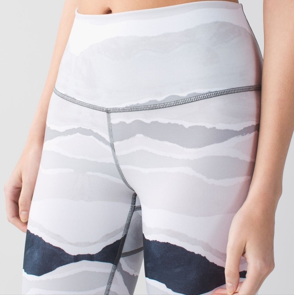 Lululemon True Self Crop Bleacher Stripe White Black - Picture 5 of 11